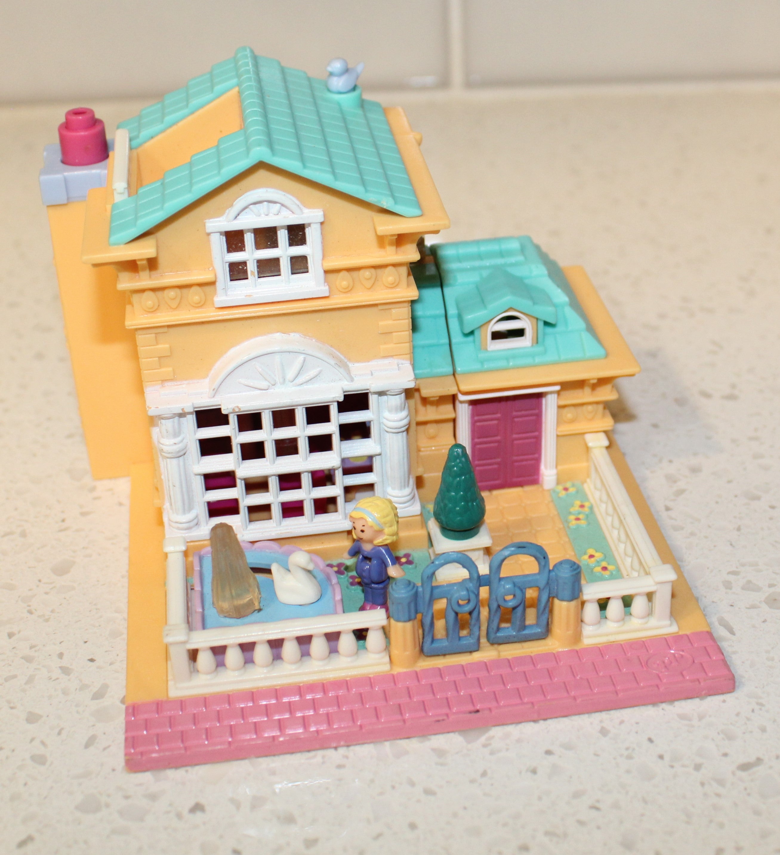 Polly Pocket Pollyville Light-up Hotel with Doll 1994 Bluebird