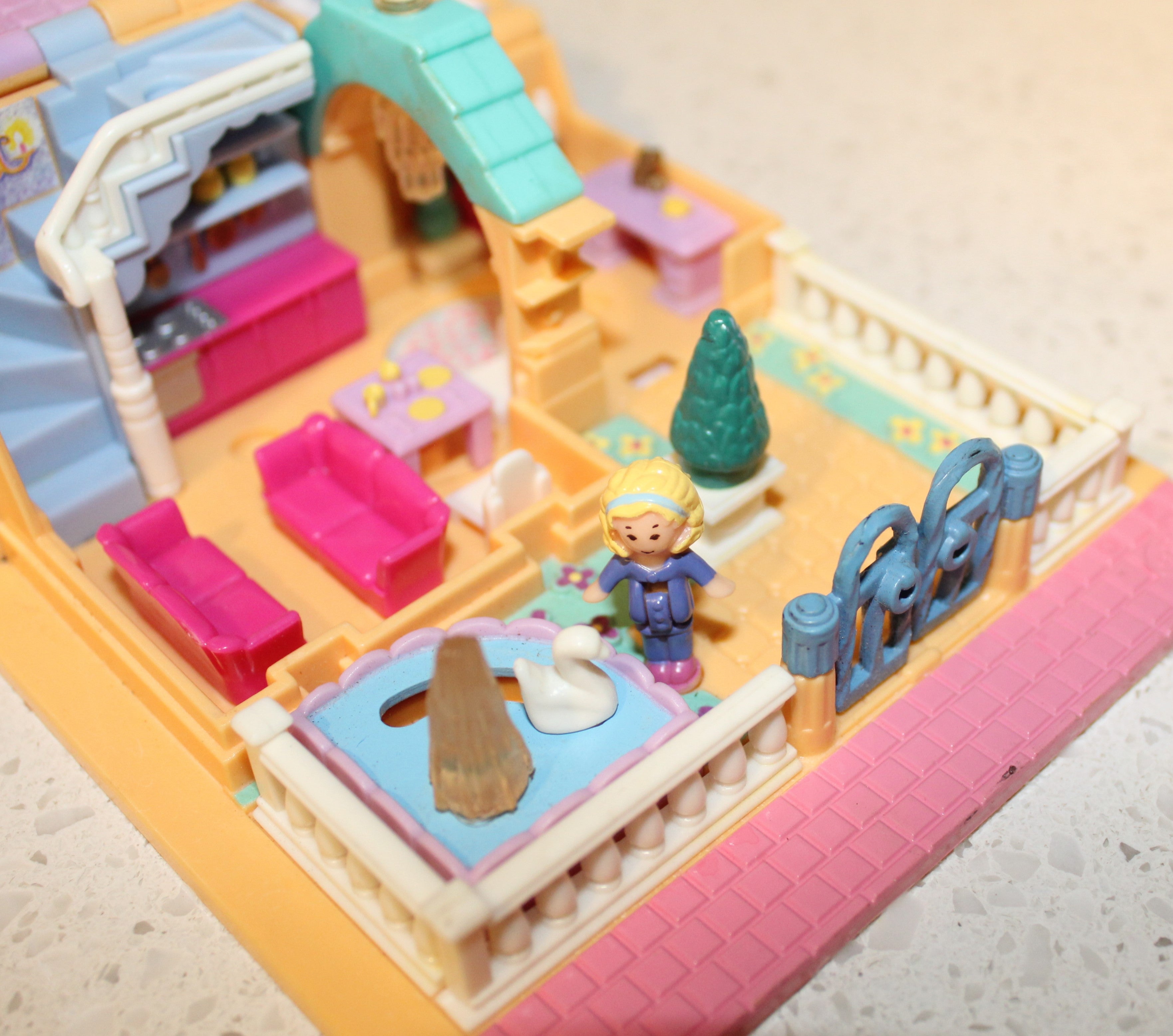 Polly Pocket Pollyville Light-up Hotel with Doll 1994 Bluebird