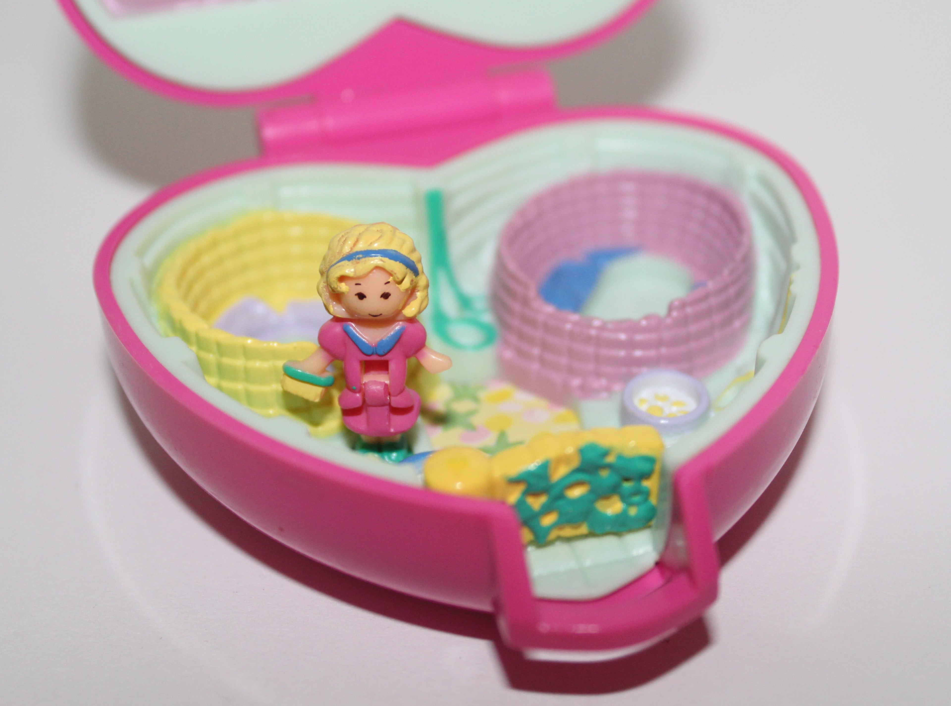 Polly Pocket Precious Puppies Compact Playset With Doll 1993 Bluebird